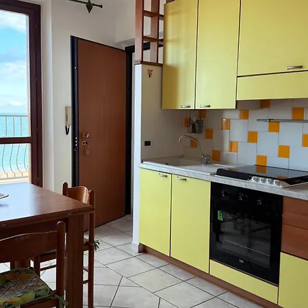 P056 - Porto Recanati, Comodo Trilocale Fronte Mare *