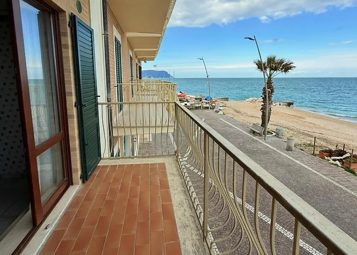 P056 - Porto Recanati, Comodo Trilocale Fronte Mare