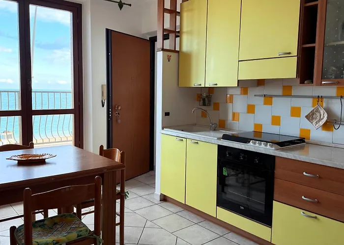 P056 - Porto Recanati, Comodo Trilocale Fronte Mare *